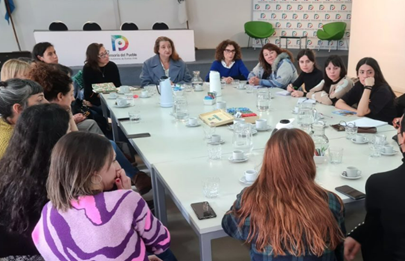 La Defensora del Pueblo se reunión con representantes de CESACs de la Comuna 8
