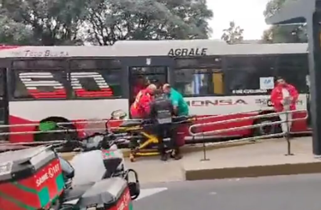 Palermo: tres colectivos chocaron en cadena en el Metrobus de avenida Santa Fe y hubo cuatro heridos