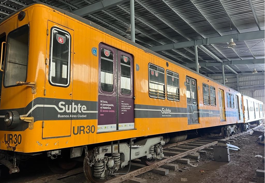 Detuvieron la subasta de 14 coches del subte para saber si tienen asbesto