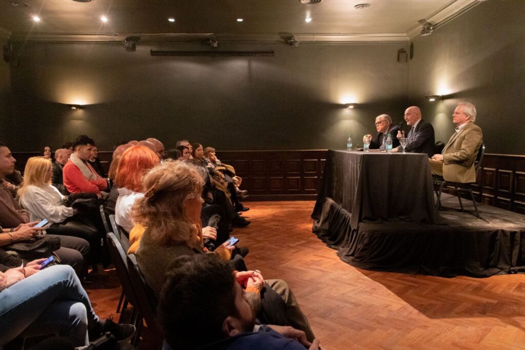 Oscar Moscariello presentó su nuevo libro Reflexiones sobre un mundo en ebullición