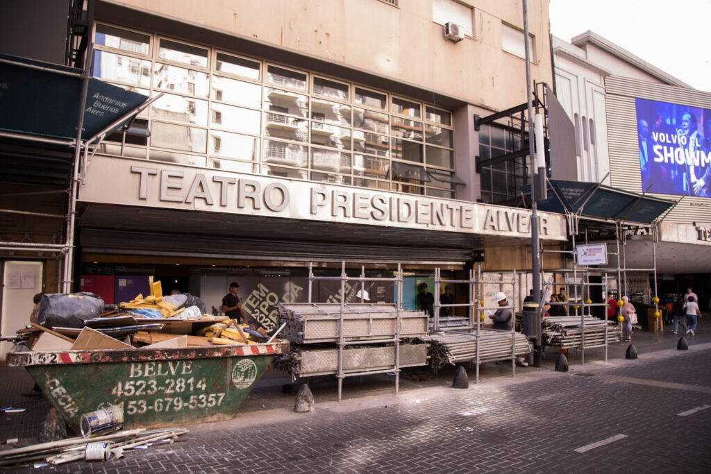 El Teatro Alvear reabre sus puertas y lo celebra en calle Corrientes