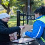 Continua la entrega de los esquejes del Rosedal de Parque Chacabuco
