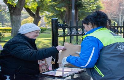 Continua la entrega de los esquejes del Rosedal de Parque Chacabuco
