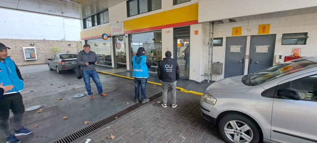 Clausuraron una estación de servicio en La Boca por olores y potencial peligro