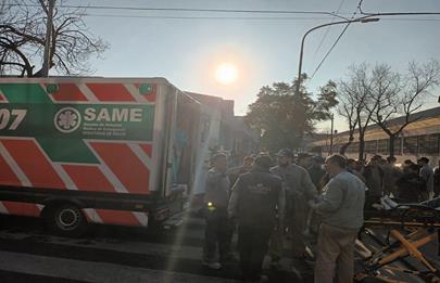 Incendio en fábrica de pisos flotantes en Mataderos