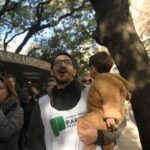 Un abrazo simbólico de los vecinos en protesta por “Secret Garden”