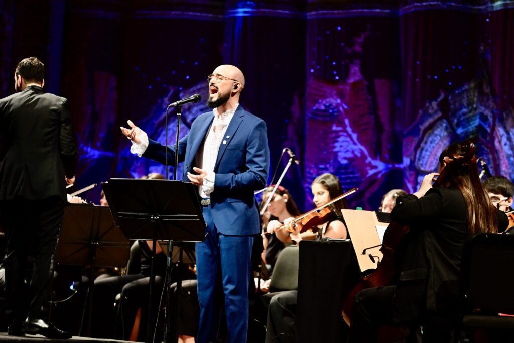 Abel Pintos presentó su nuevo disco en el Teatro Colón con alumnos porteños