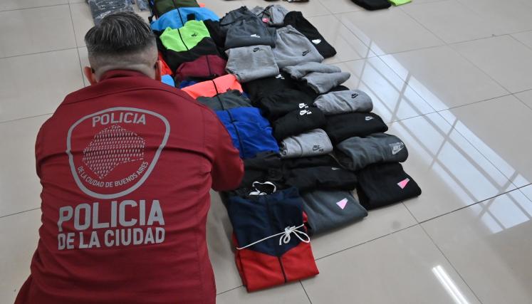 Desmantelan un taller clandestino donde vivían menores que abastecía al barrio de Flores