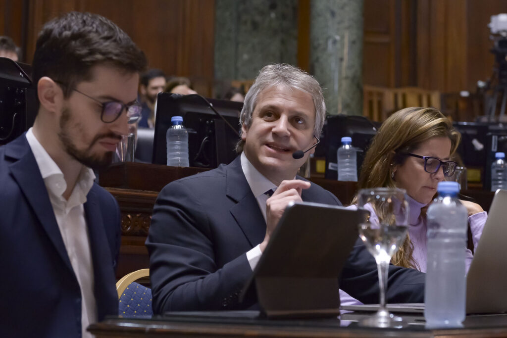 Felipe Miguel adelantó en la Legislatura porteña que la Policía de la Ciudad usará “500 armas de baja letalidad”