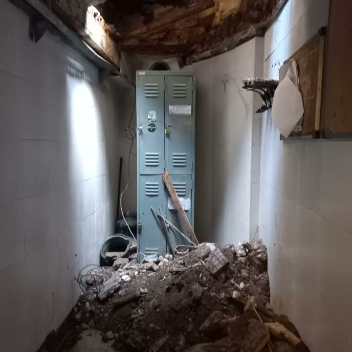 Caballito: se derrumbó el techo de una boletería en la estación Primera Junta de la Línea A de subtes