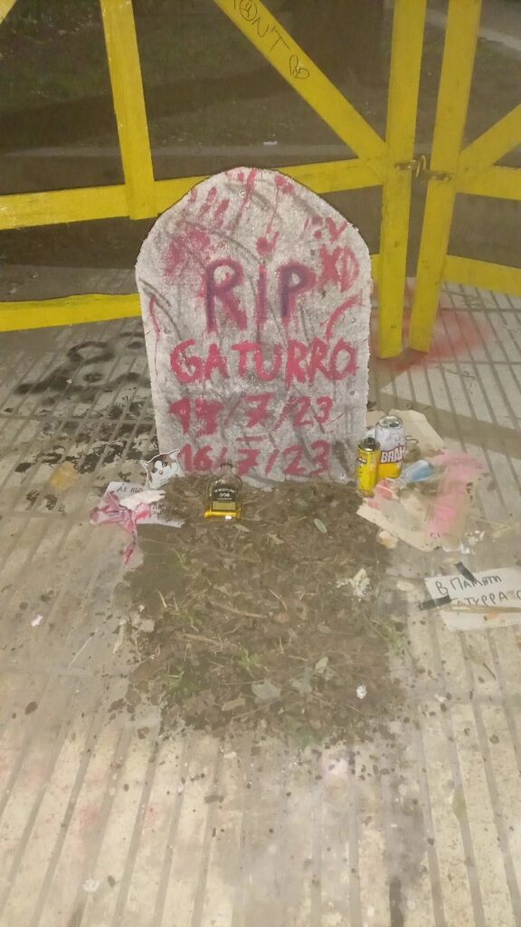 Vandalizaron la nueva estatua de Gaturro, la retiraron y colocaron una lápida en su lugar
