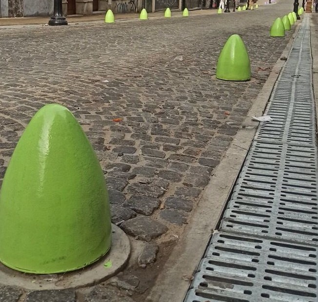 Casco Histórico: el GCBA aclaró que el color en los bolardos solo se mantendrá en vacaciones de invierno