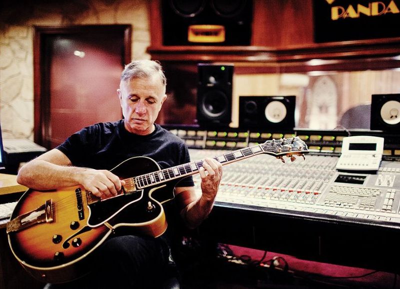 Miguel Krochik llega al Café Berlín de Villa Devoto