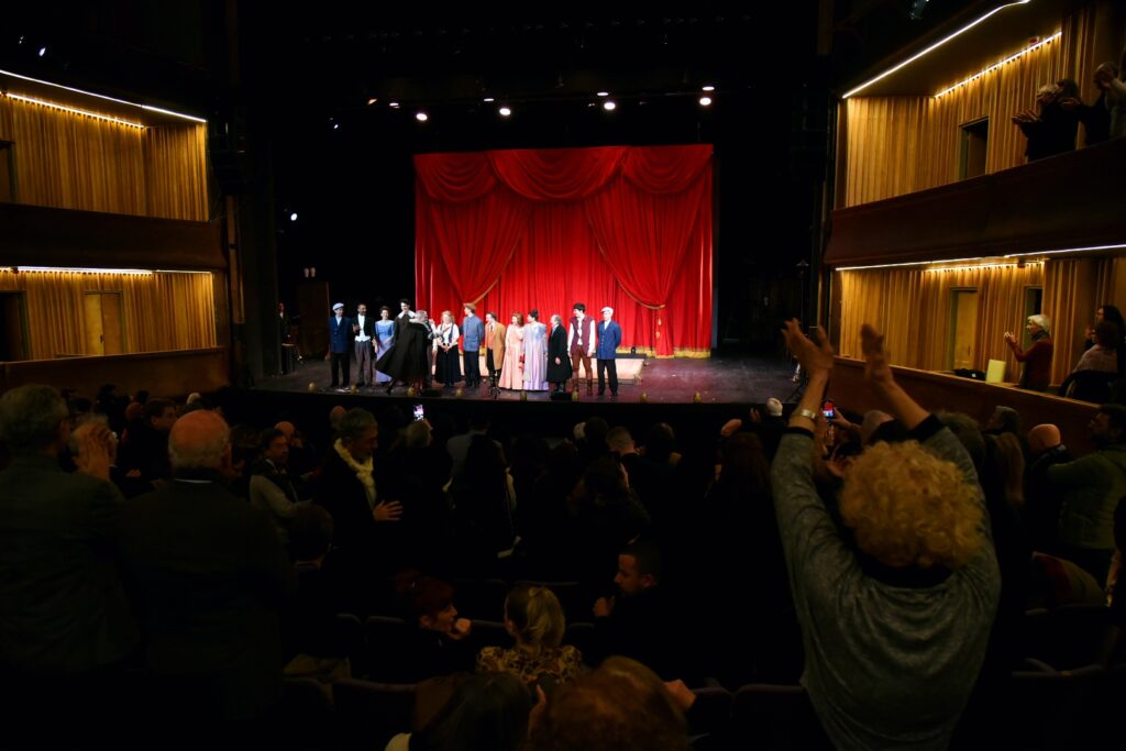 Argentores criticó el cambio de nombre del Teatro Alvear