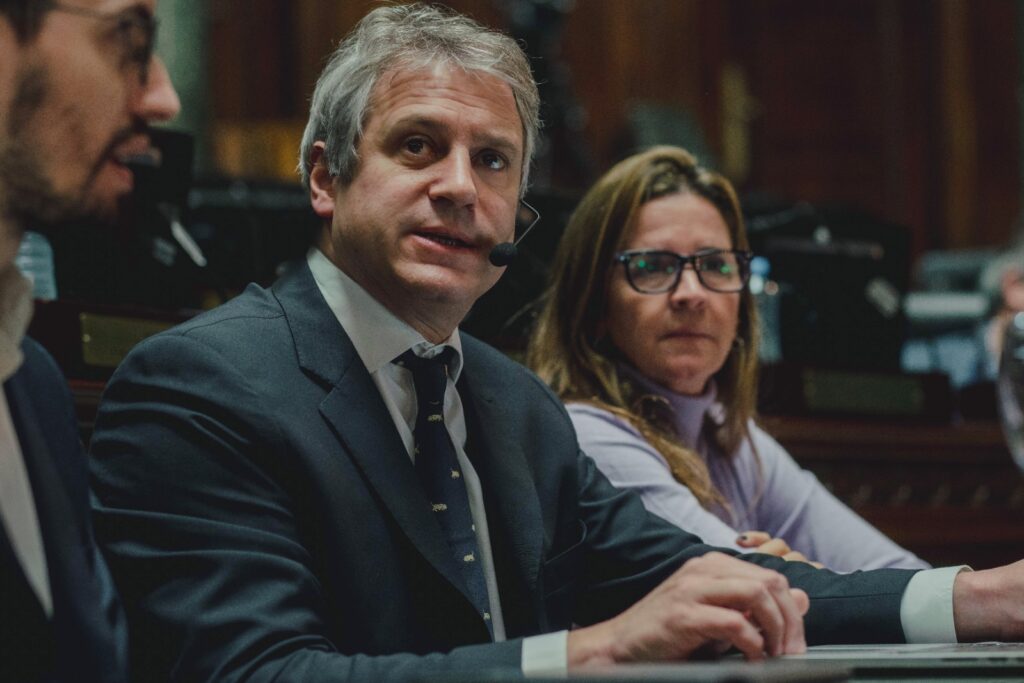 Felipe Miguel expuso en la Legislatura porteña: la policía sumará “500 armas de baja letalidad”