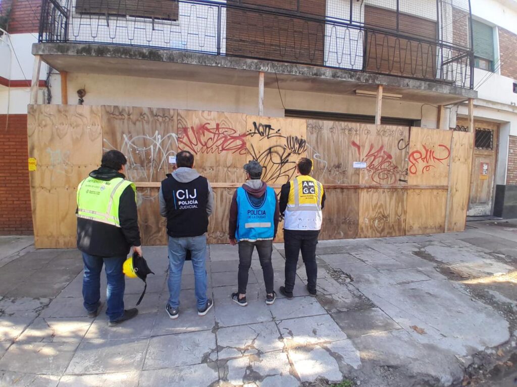 Villa Ortúzar: clausuraron una obra clandestina con peligro de derrumbe