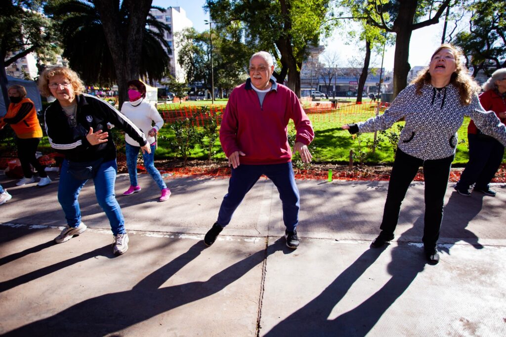 La Tercera en la Calle, actividades para personas mayores en plazas de Balvanera y Almagro