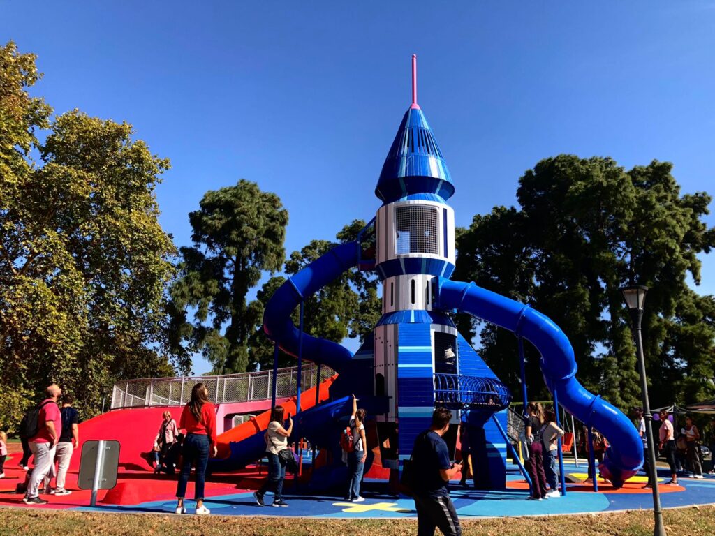 Cohetes, dinosaurios y el Cruce de los Andes, entre los nuevos juegos de las plazas porteñas