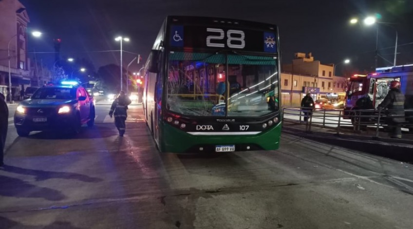 Un adolescente está grave luego de ser atropellado por un colectivo en Nueva Pompeya