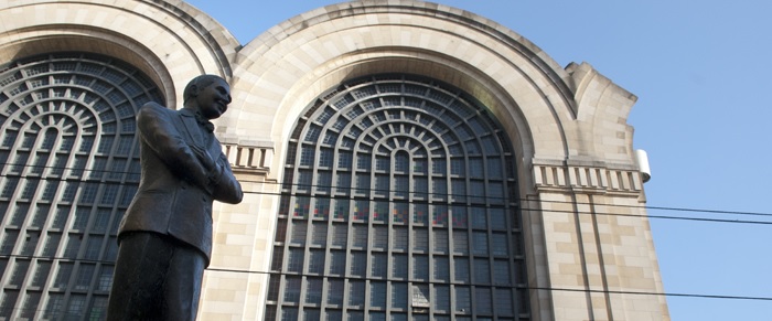 Exposición de Mariano Pagés, autor de la estatua de Carlos Gardel frente al Abasto, en el Museo Perlotti