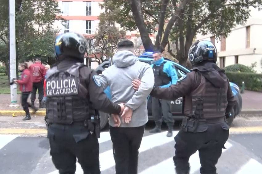 Policías de la Ciudad detuvieron a un motochorro en La Boca