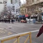 Paro en el tren Sarmiento: los pasajaros protestaron frente a Plaza Miserere y la policía los desalojó