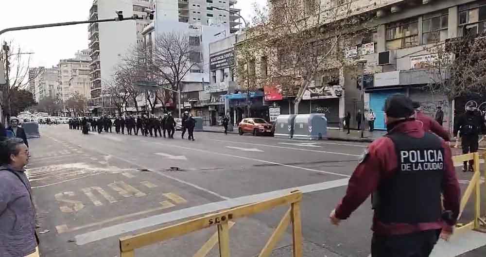 Paro en el tren Sarmiento: los pasajaros protestaron frente a Plaza Miserere y la policía los desalojó