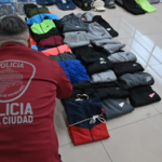 Taller textil de Flores fabricaba ropa apócrifa