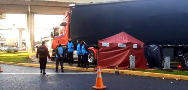 San Telmo: un motociclista murió y su acompañante resultó herido tras un choque con un camión