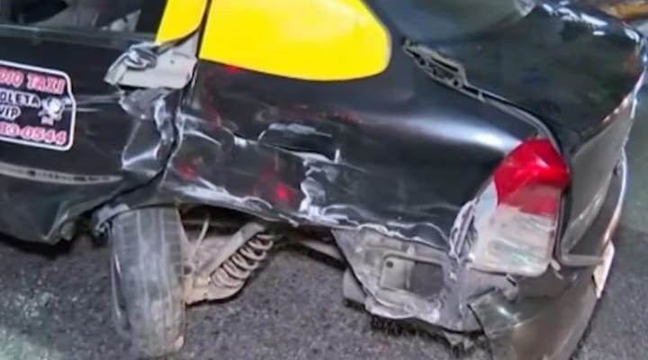 Villa General Mitre: un conductor alcoholizado chocó una moto y un taxi e intentó escapar