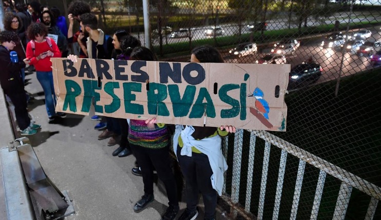 Protesta de estudiantes de la UBA en el centro porteño contra los bares en la Reserva Ecológica Costanera Norte
