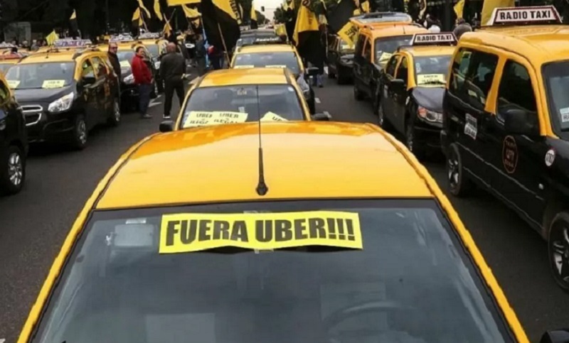 Ante una denuncia de taxistas, la Justicia porteña determinó la ilegalidad de Uber en CABA