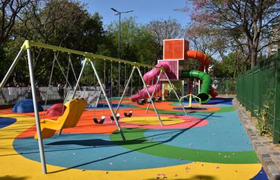 Nuevas atracciones en el patio de juegos de la plaza de los Periodistas