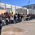 Abrazo solidario ante los problemas en la escuela 20 de Villa Soldati