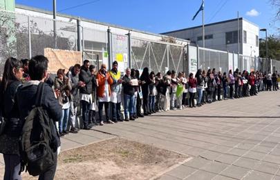 Abrazo solidario ante los problemas en la escuela 20 de Villa Soldati