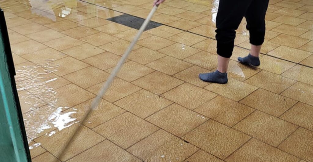 Durante la tormenta hubo inundaciones en escuelas y barrios populares