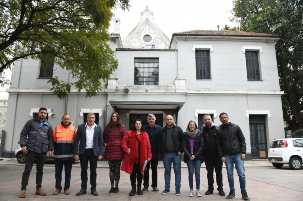 Avanza la recreación de los murales de Héctor Rapisarda en la estación Villa Lugano del tren Belgrano Sur