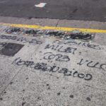 Taparon baldosas en recuerdo a estudiantes desaparecidos del Pellegrini con consignas a favor de Milei