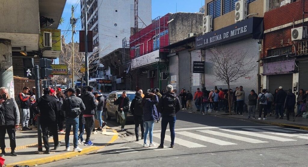 Comercios de Flores y Once bajaron las persianas por rumores de saqueos