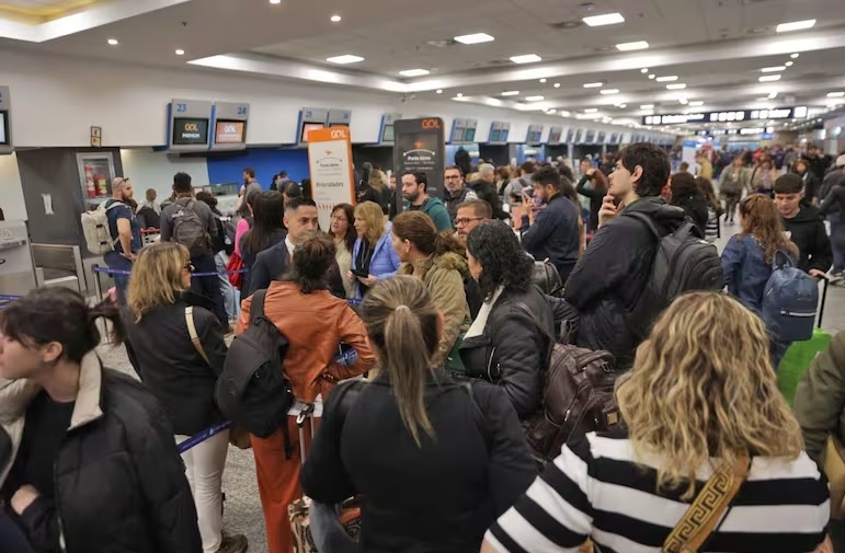 Más de 10.000 pasajeros varados en Aeroparque por una medida de fuerza gremial