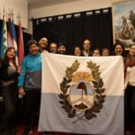 Exhibieron una réplica de la bandera del Cruce de los Andes que usó San Martín