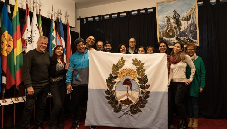 Exhibieron una réplica de la bandera del Cruce de los Andes que usó San Martín