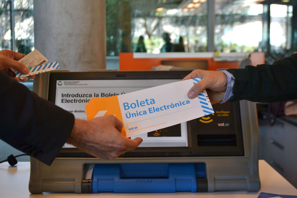 Luego de los problemas en las PASO, el GCBA anuló el voto electrónico y en octubre se usarán boletas de papel