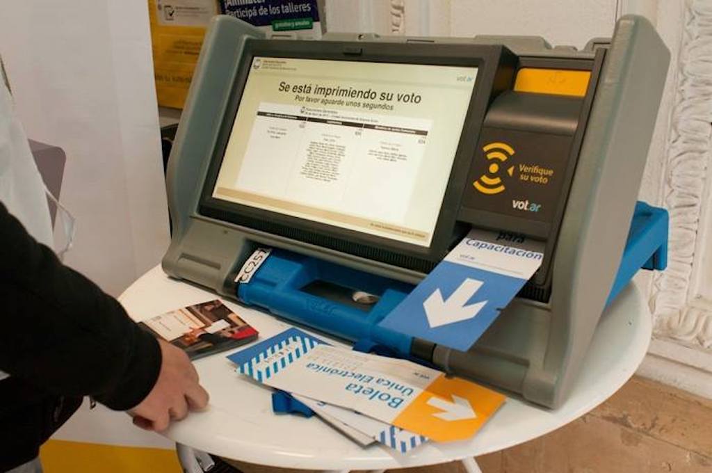 PASO 2023 en CABA: Vanina Biasi denunció que 21 maquinas de votación para migrantes en CABA no funcionan