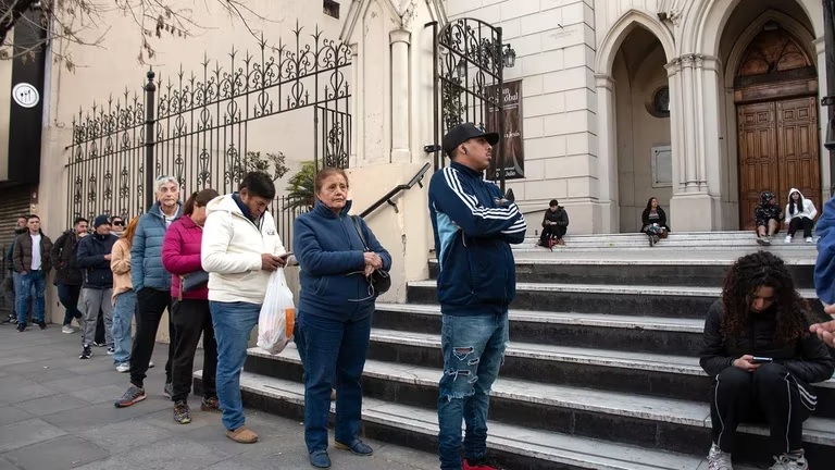 Por las colas y problemas técnicos, extendieron el horario de votación en CABA