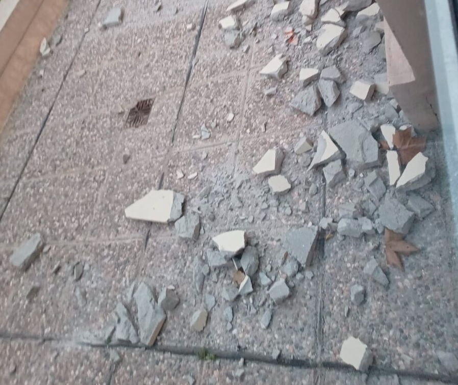 Se desprendió mampostería en la escuela Rogelio Yrurtia