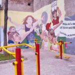 Gracias a los vecinos, renació el mural “Que se vayan todos” en la Plaza Tuñón