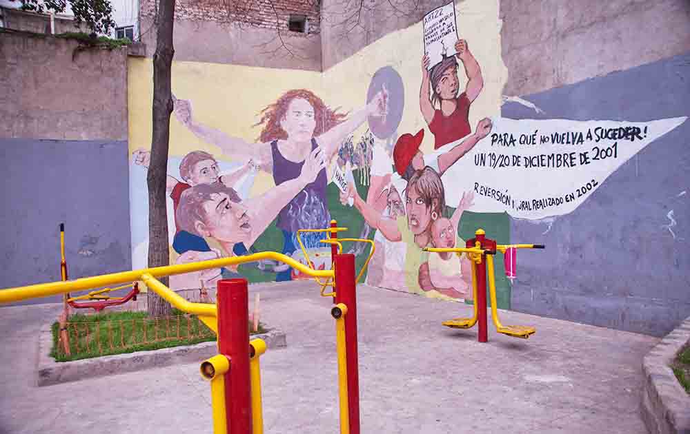 Gracias a los vecinos, renació el mural “Que se vayan todos” en la Plaza Tuñón