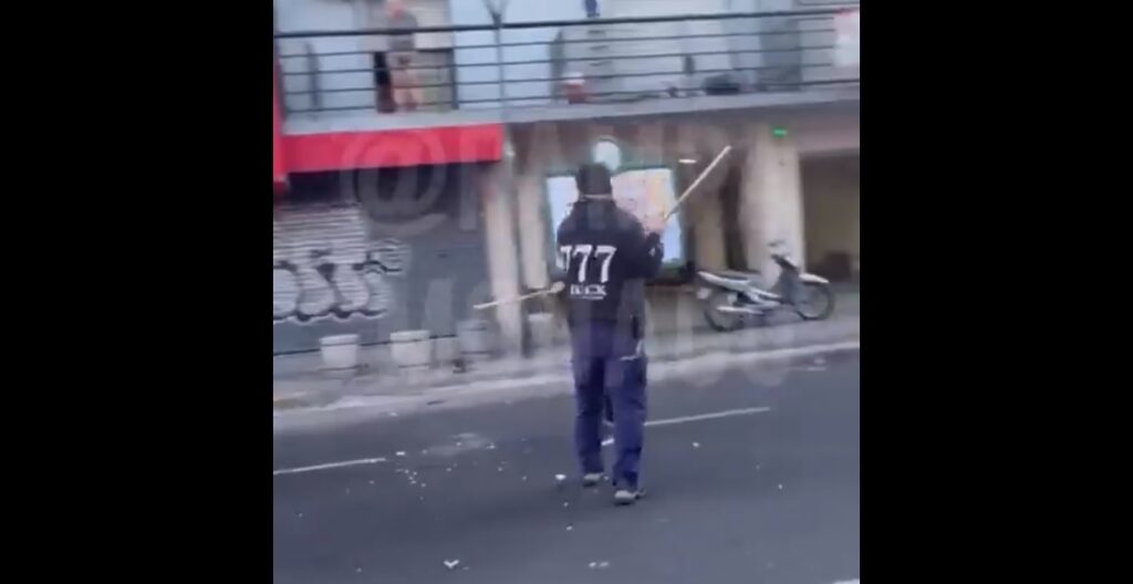 Palermo: una patota atacó con piedras y botellas a un portero que los reprendió por orinar en el frente del edificio