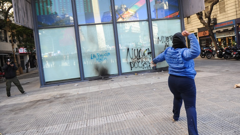 Obelisco: encapuchados tiraron piedras a la policía e intentaron quemar un puesto de monitoreo en la marcha por la muerte de Facundo Molares